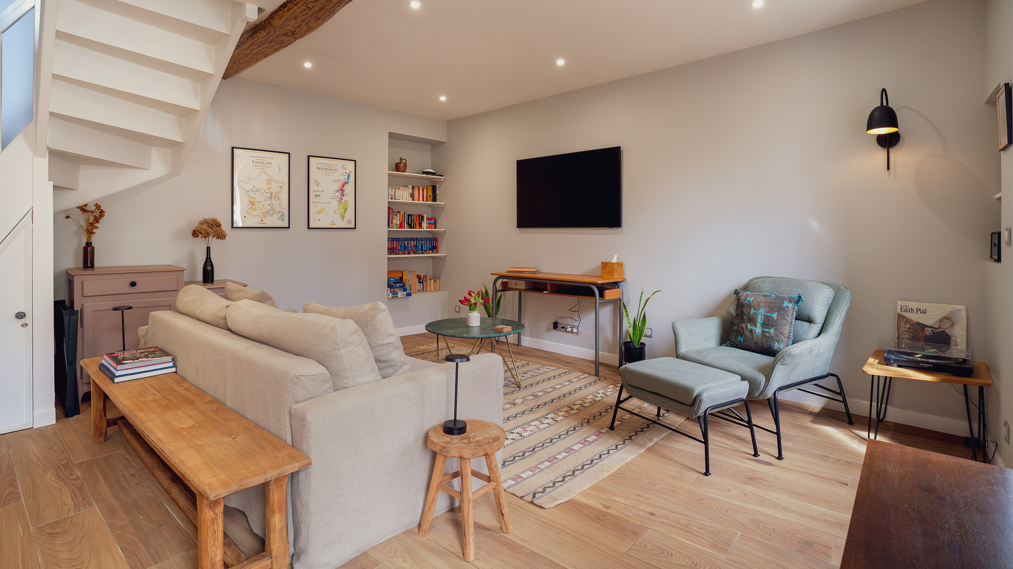 Rose lounge with oak beams and natural light